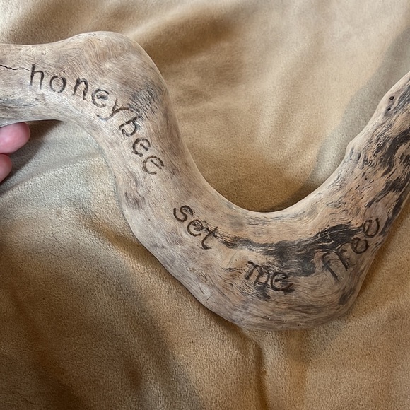 “Honeybee set me free” driftwood - Picture 3 of 5